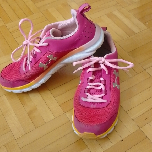 Under Armour 6.5 pink tennis shoes - Picture 1 of 6